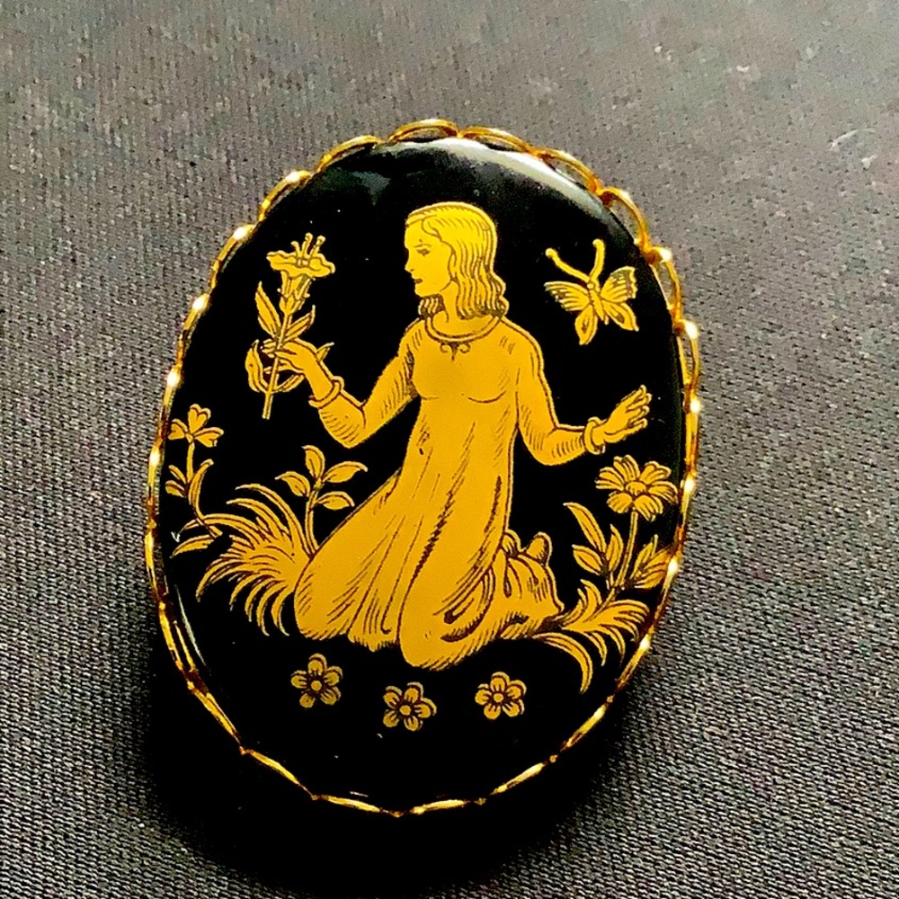 Black Cameo gold child flowers brooch